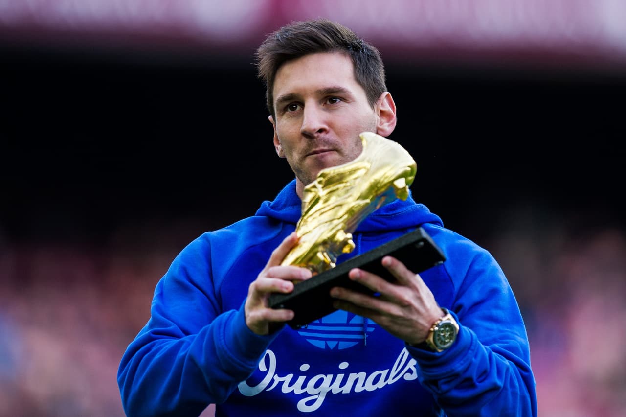 En 2012-2013 se convirtió en el primer jugador que le marcó a todos los equipos en una misma temporada con 30 anotaciones.