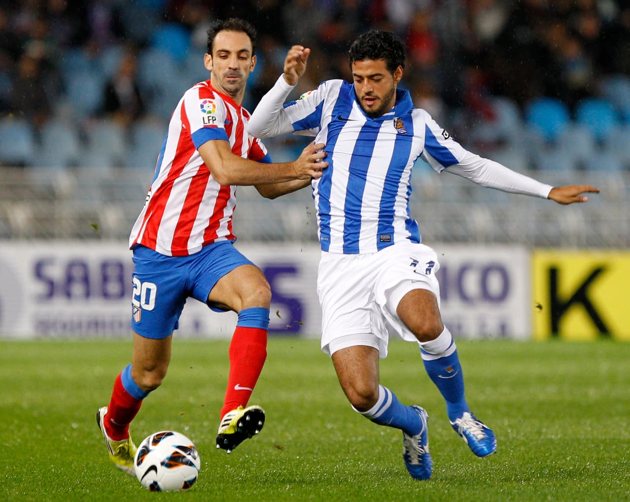 Vela recibió el número 11 de una figura saliente de la Real y pronto se convirtió en una figura del equipo. En una segunda temporada brillante, llevó al equipo a Champions League en 2013.