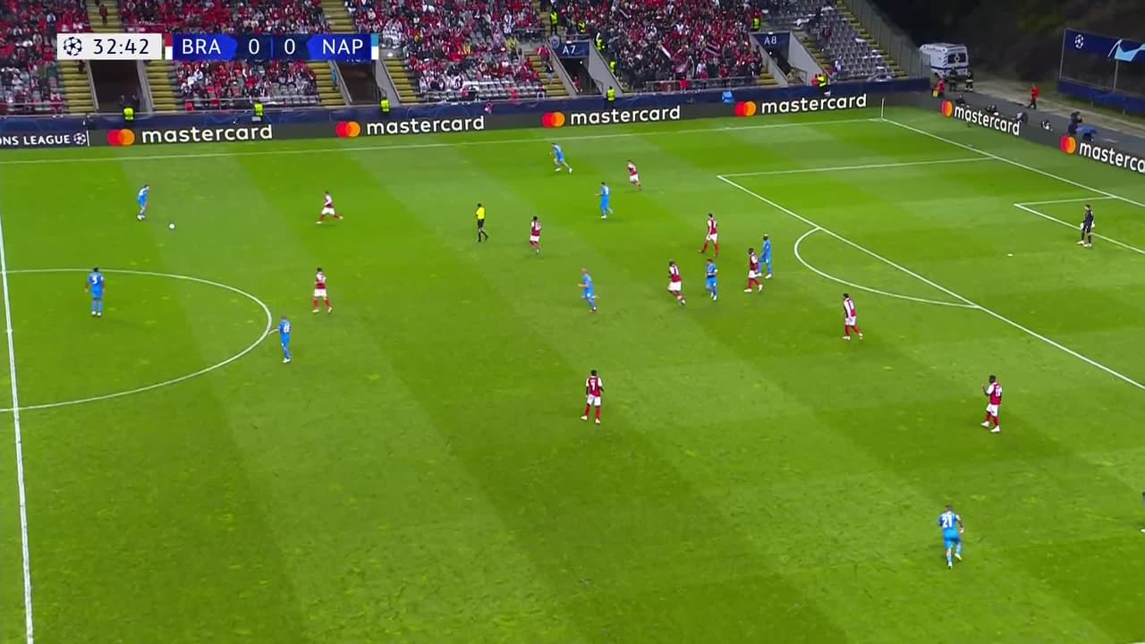 ¡TIRO ATAJADO! disparo por Matteo Politano.