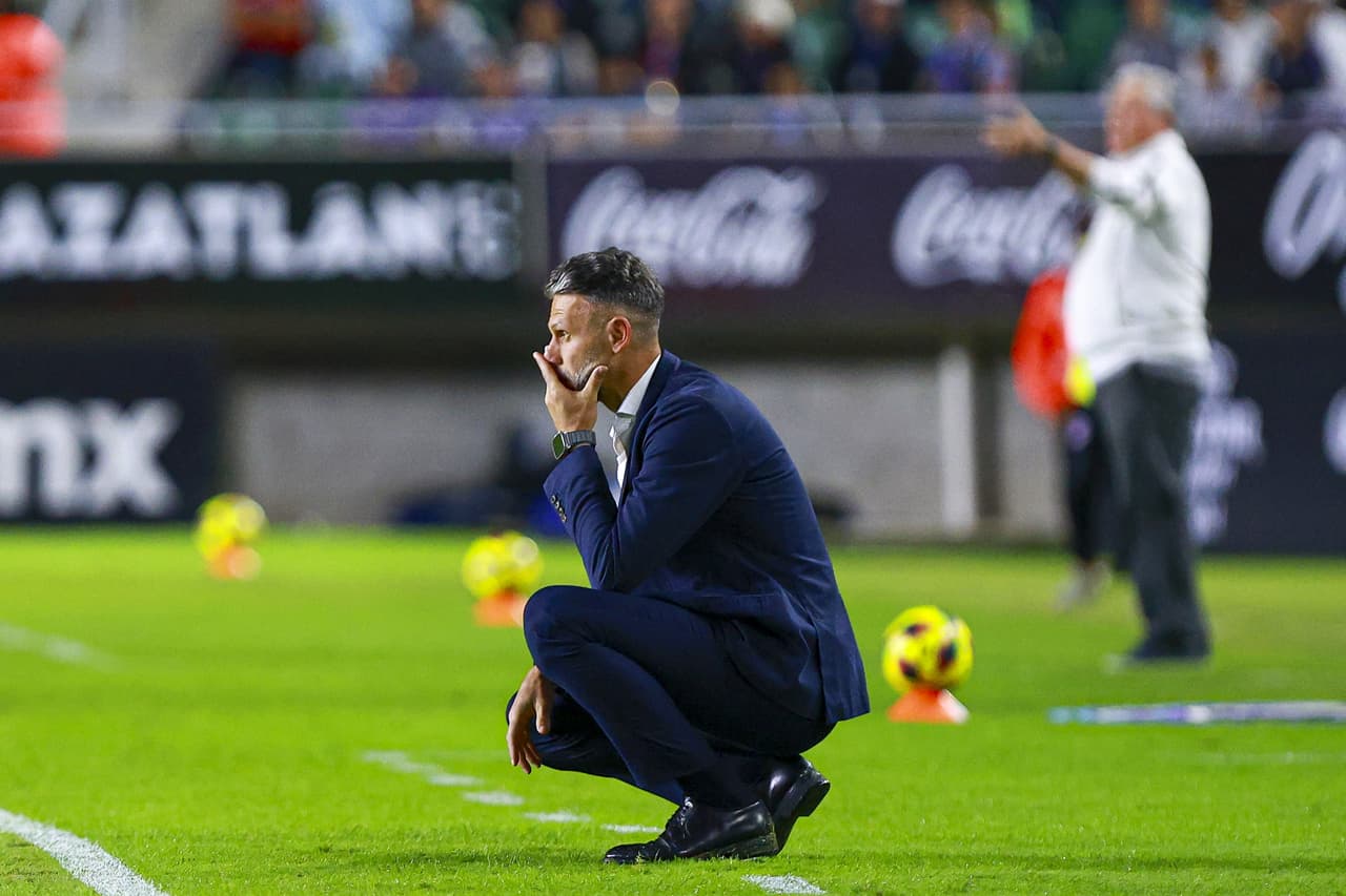 Tras la discusión con el español Sergio Canales, el técnico argentino recibió la espalda del equipo y podría ser cesado en breve.