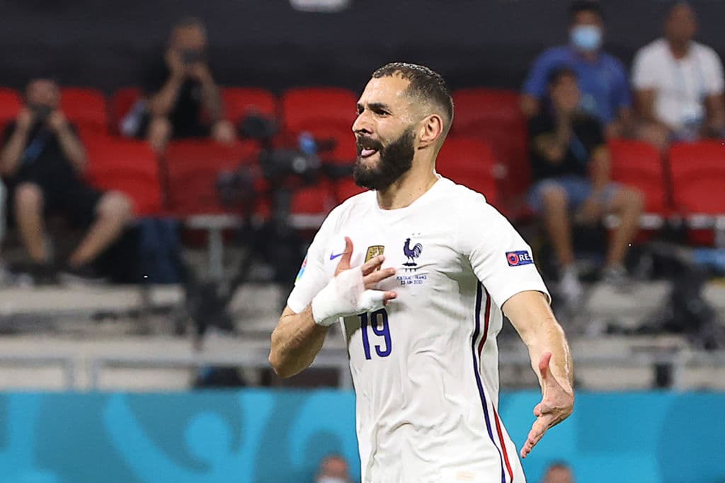 Francia y Portugal se llevan empate 2-2 y ambos consiguen su pase a Octavos en la Euro 2020. Cristiano Ronaldo anotó doblete (31' y 60'), ambos penaltis a favor de los portugueses, mientras que para Francia descontó Karim Benzema al 45+2' y al minuto 47 del encuentro. El 'Bicho' logra 109 anotaciones con selección, único en el mundo.