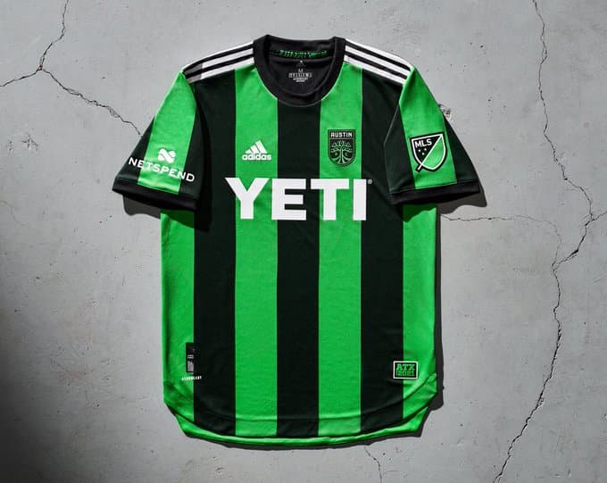 Se estrena este año. Austin FX sale a la cancha con esta casaca verde y negra.