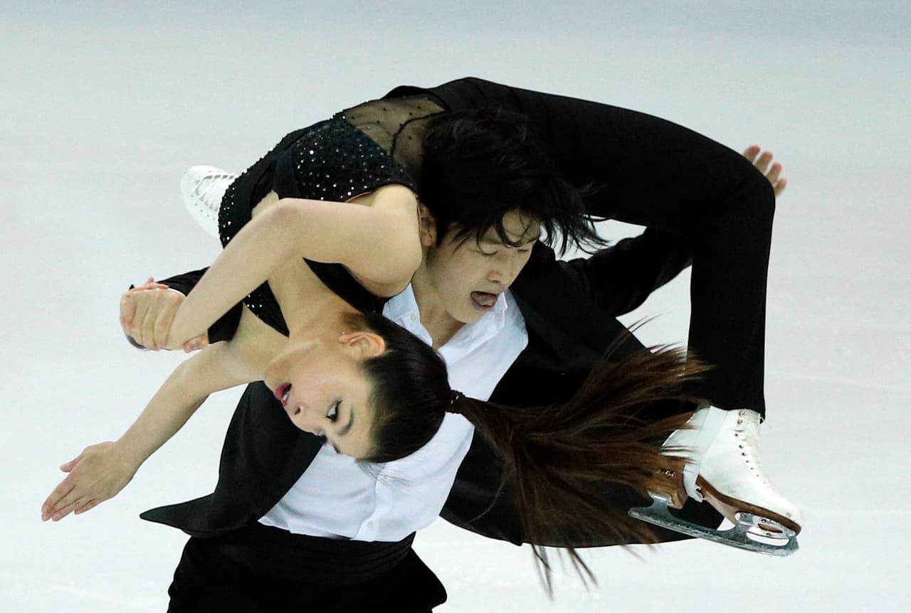 La presencia escénica y la capacidad física de las patinadoras es clave durante los ejercicios en pareja. Es allí donde la exigencia se hace mayor para lograr que con la fuerza y coordinación con sus compañeros se logren presentaciones espectaculares.