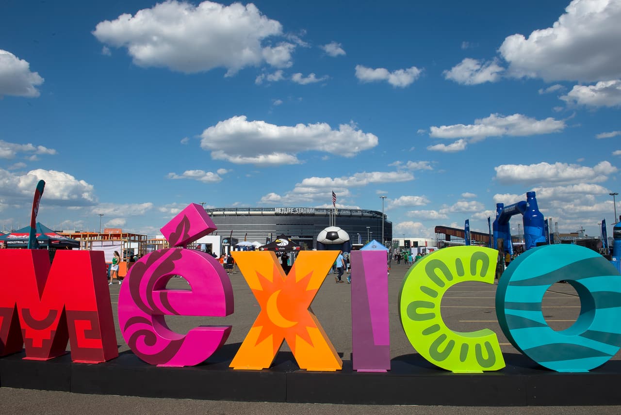 Cuernos, máscaras de lucha libre, maquillaje, banderas y disfraces fue sólo un poco del folclor vivido durante el partido amistoso del Tri.