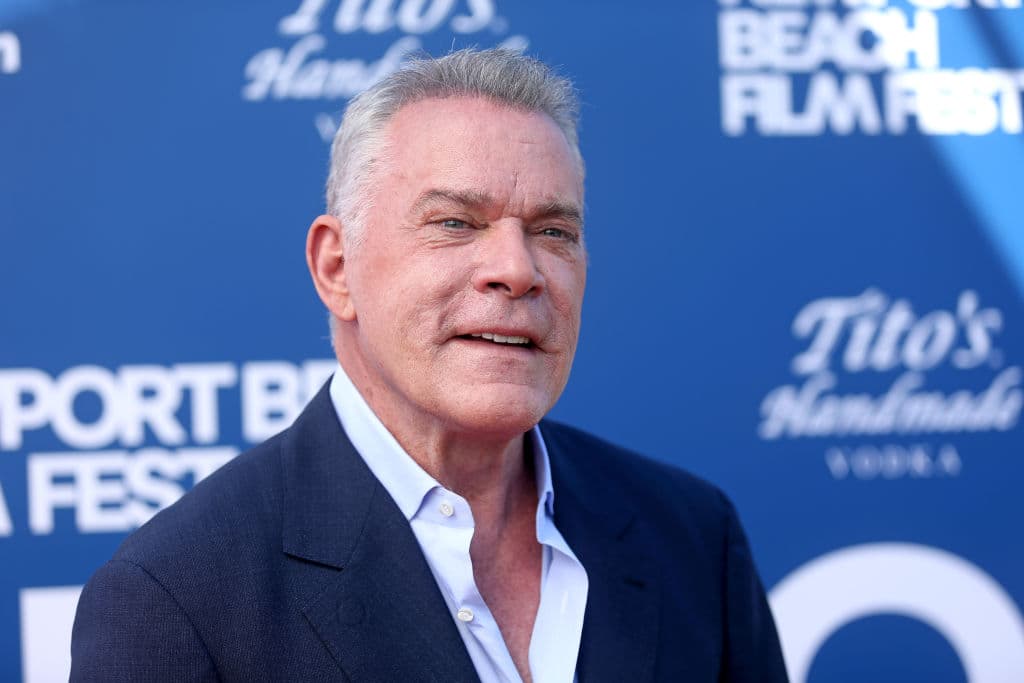<b><a href="https://www.univision.com/famosos/ray-liotta-muere">Ray Liotta, actor </a></b>
<br>
<br>Liotta murió a los 67 años el 26 de mayo mientras dormía en República Dominicana, donde estaba grabando una película. 
<br>
<br>Conocido, entre otras cosas, por su papel en ‘Goodfellas’, Liotta fue adoptado a los 6 meses después de que fuera abandonado en un orfanato. Durante su adolescencia, el actor se mudó primero a Nueva York y después a Los Ángeles para construir su carrera. Le sobreviven su hija, Karsen, y su prometida, Jacy Nittolo, quien también estaba en el caribe con él. 
<br>