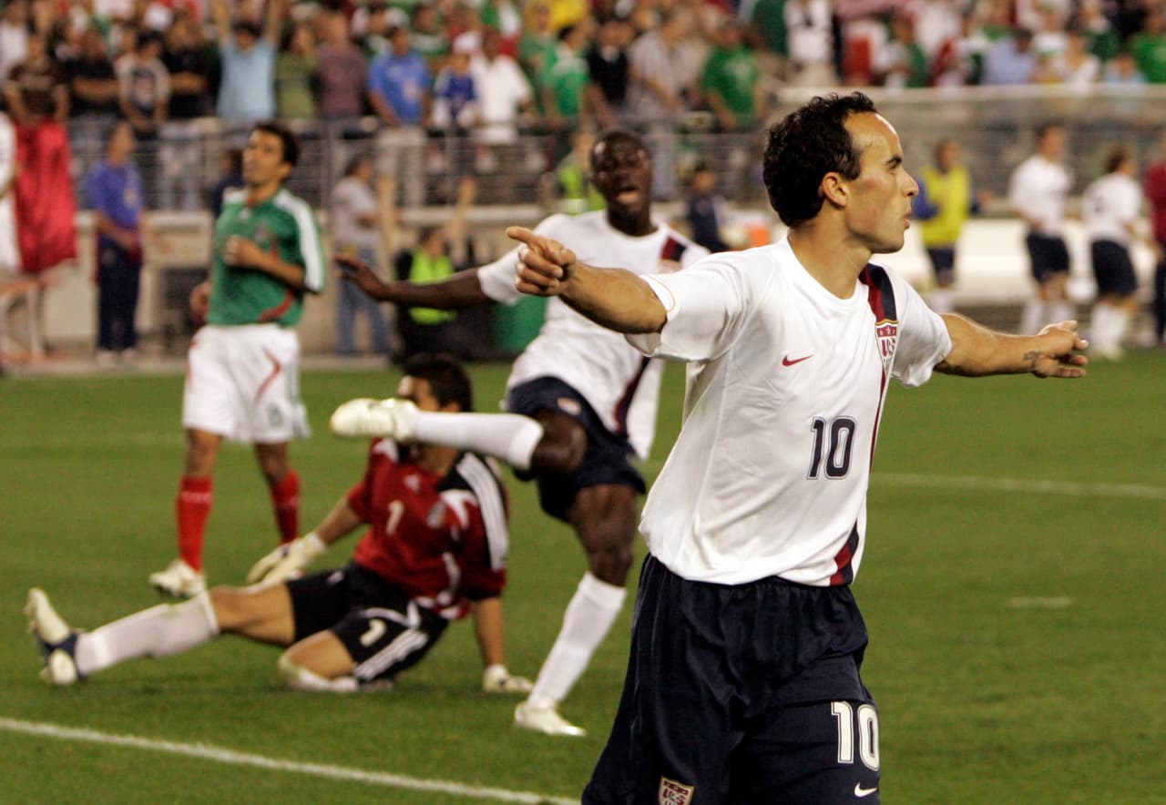 Oswaldo Sánchez intenta patear a Eddie Johnson, en la derrota de México 2-0, cuando el estadounidense corre a festejar el gol de último minuto de Landon Donovan. Ese día debutó Hugo Sánchez.