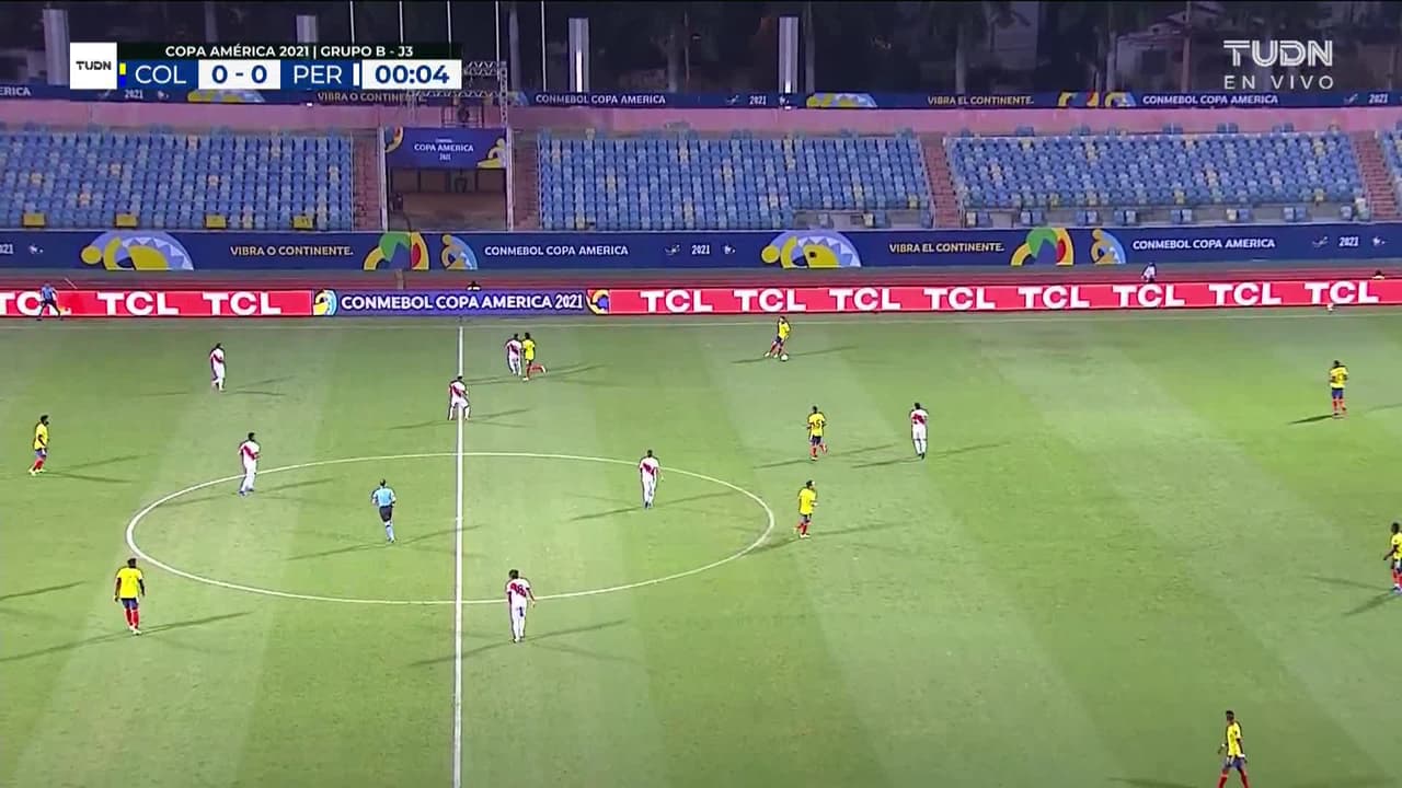 Arranca el partido y la pelota está en juego.