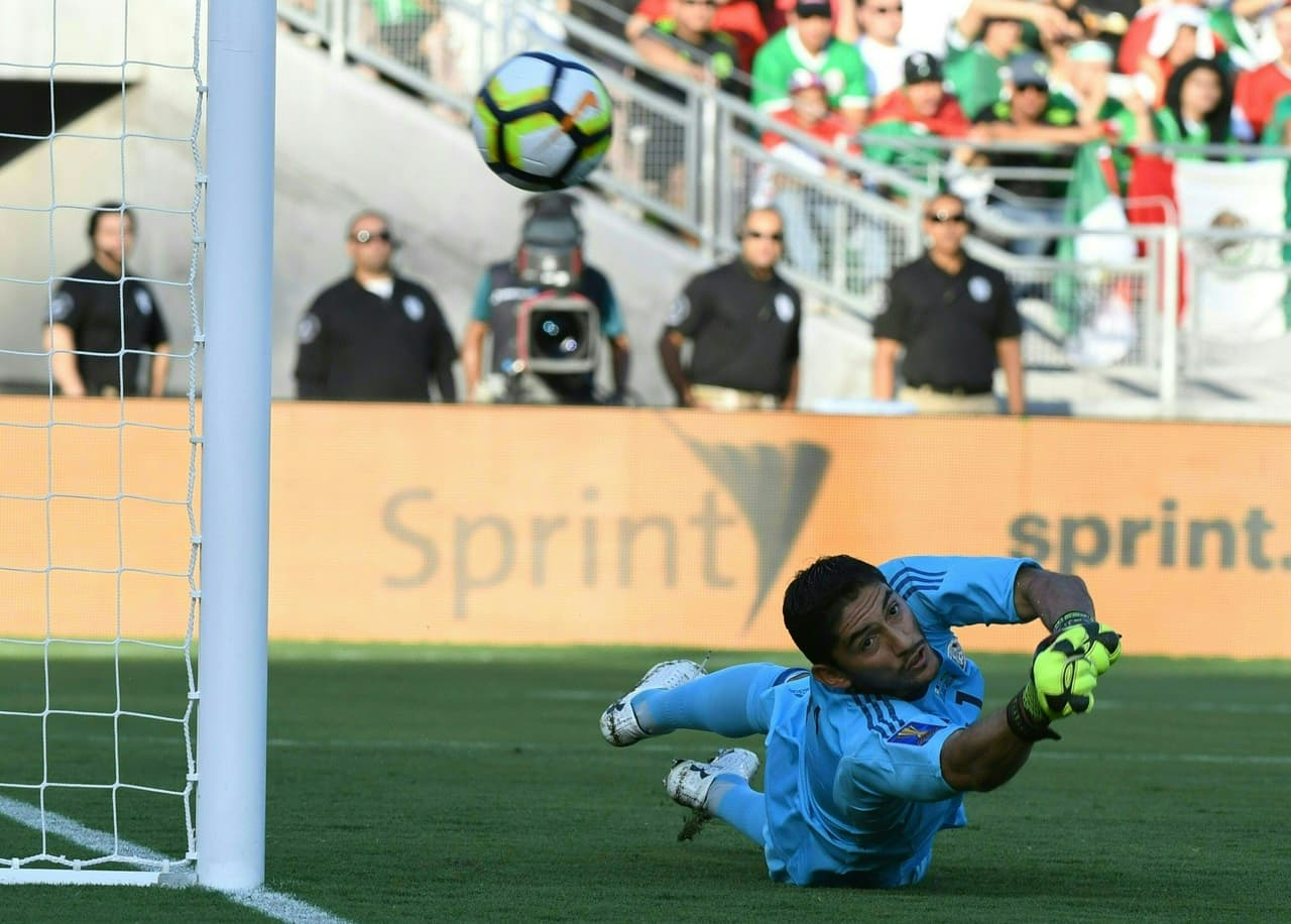 1) JESÚS CORONA – De los pocos jugadores rescatables en el torneo, tuvo otra tarde destacada en Santa Clara y al menos sacó dos remates de gol. No pudo hacer nada en el golazo de Lawrence. Se queda con un 7 de calificación.