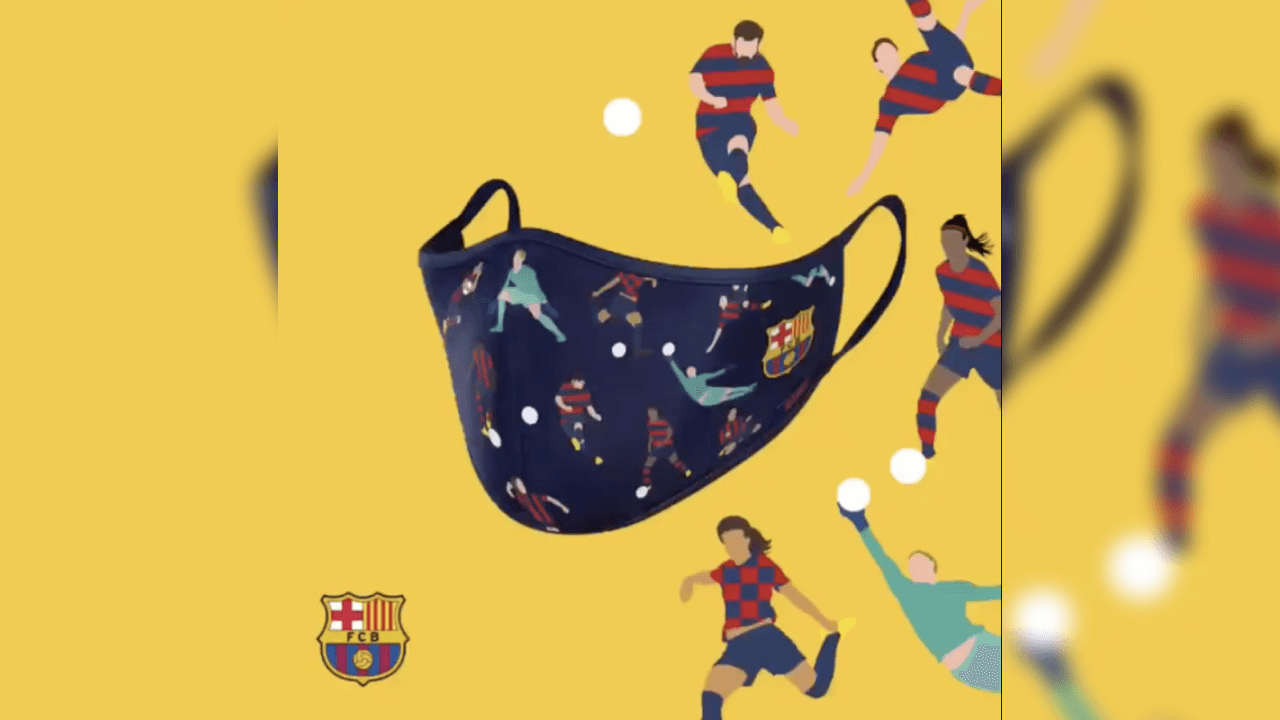 En este cubrebocas se aprecian algunos futbolistas del FC Baracelona como parte del diseño, sobresalen las figuras de Lionel Messi cobrando un tiro libre o incluso Ronaldinho conduciendo el balón.