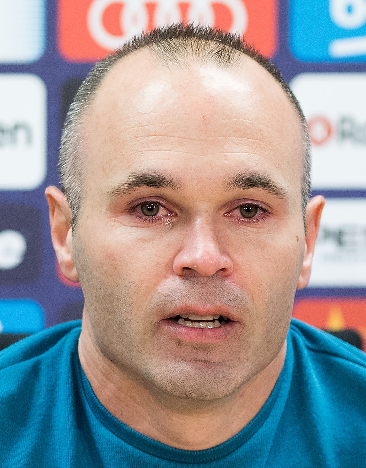 Iniesta repartió elogios para el club y La Masia -"porque lo que soy hoy como jugador y persona en gran parte ha sido por ellos", dijo.