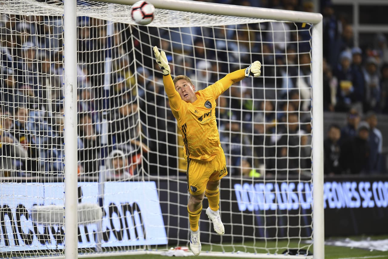 A los 61 minutos se marcó una falta afuera del área del Sporting Kansas City y Miguel Layún pidió el esférico para hacer el cobro. Y ahí la puso el jugador de Rayados.