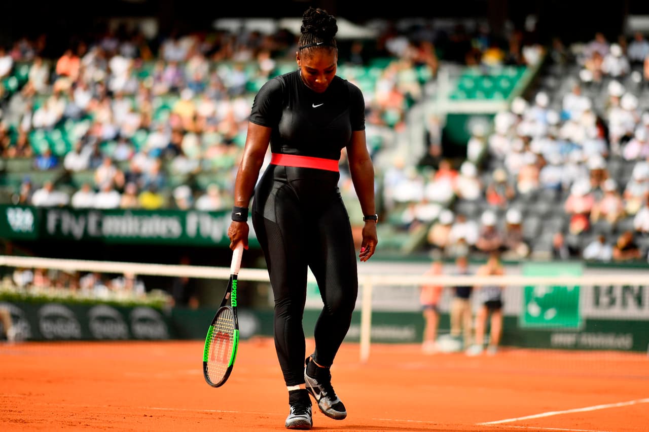 En su regreso a la cancha de Roland Garros, a la ganadora de 23 torneos de Grand Slam se le vio con algo de sufrimiento durante algunas fases del partido y con una silueta diferente a la del pasado.