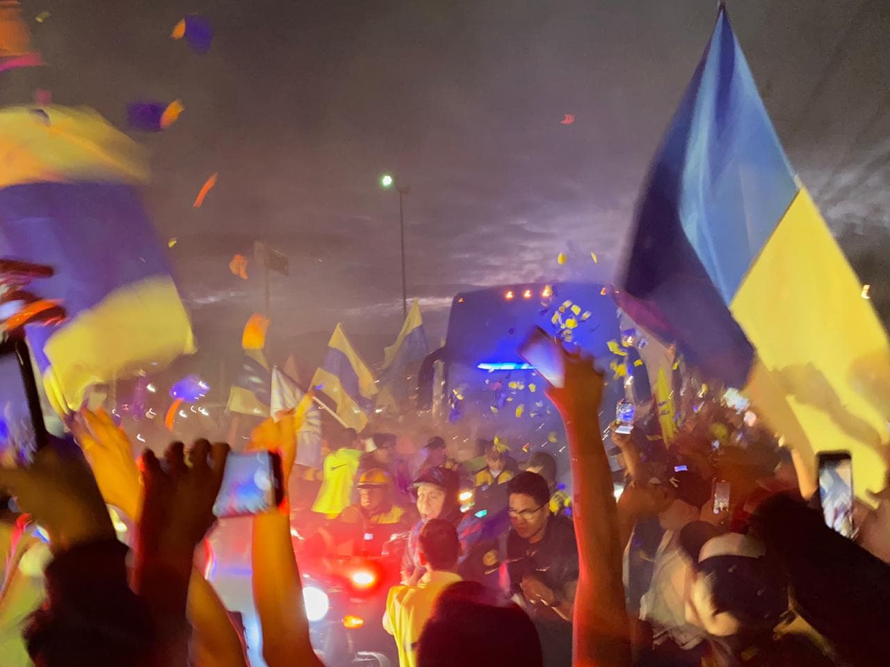 ¡Gran recibimiento al América! La afición le muestra el apoyo a su equipo con cantos, banderas y bengalas a su llegada al Estadio Azteca.