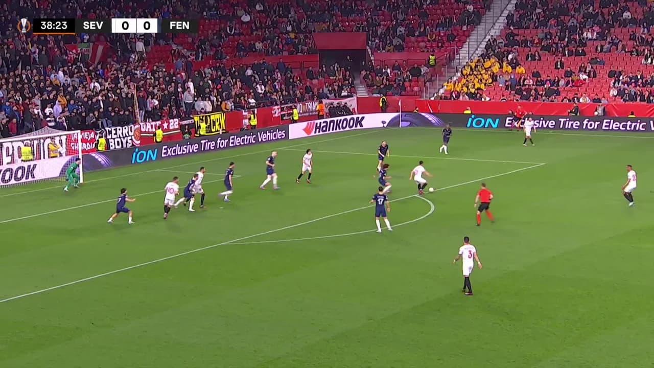 ¡TIRO ATAJADO! disparo por Alex Telles.