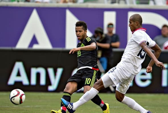 6 Roy Miller perdió la marca de Giovani en el primer gol del Tri y de ahí empezó la reacción mexicana.