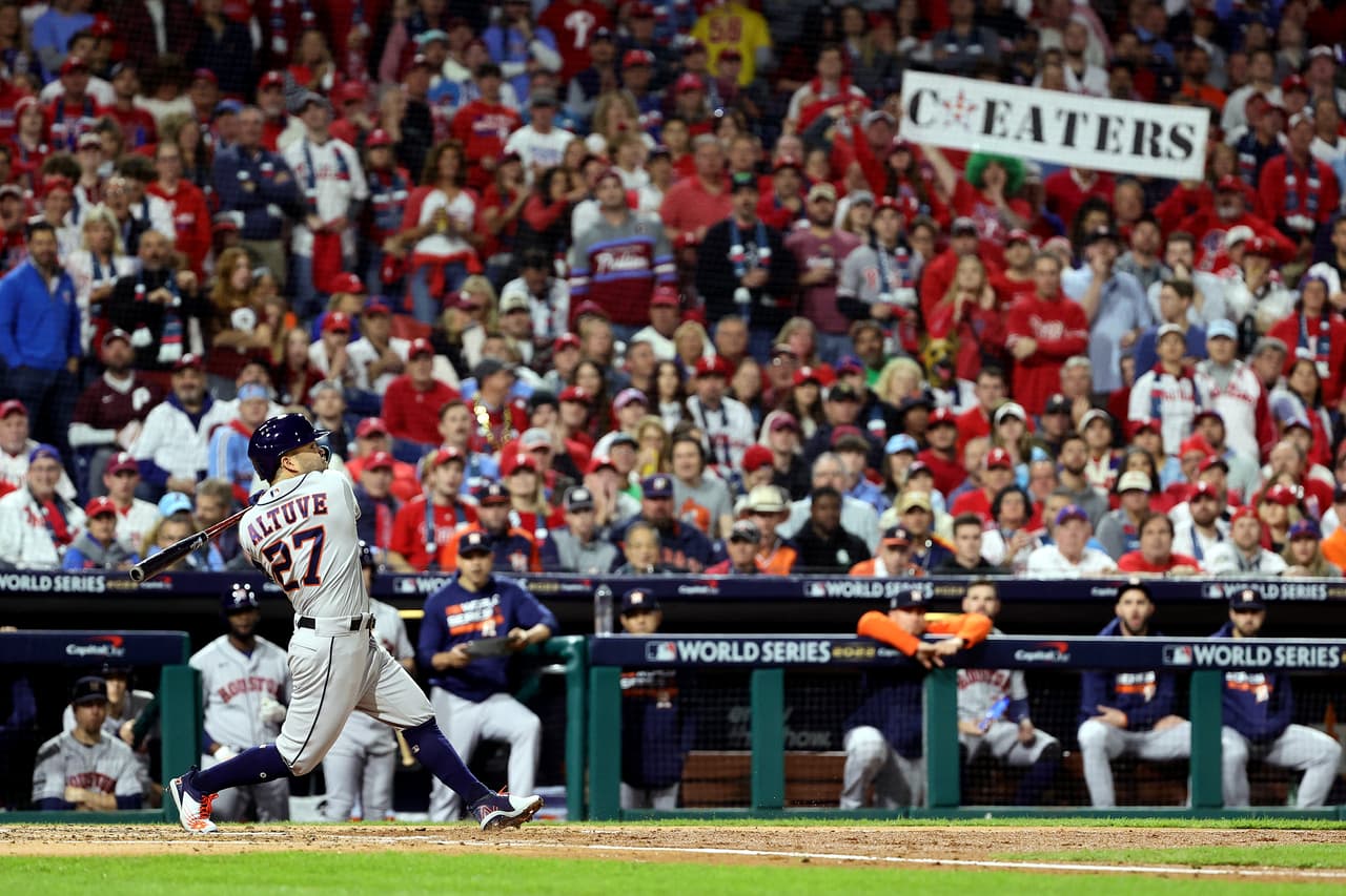 Philadelphia Phillies se llevó el tercer juego de la Serie Mundial para tomar ventaja de 2-1 sobre Houston Astros, que tuvo a José Urquidy en la lomita.