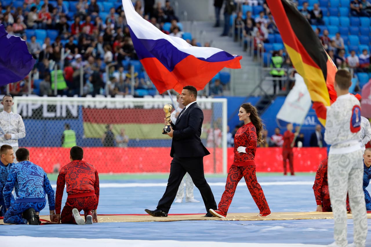 El 'Fenómeno' hizo parte de la ceremonia de clausura del torneo de FIFA realizado en Rusia.