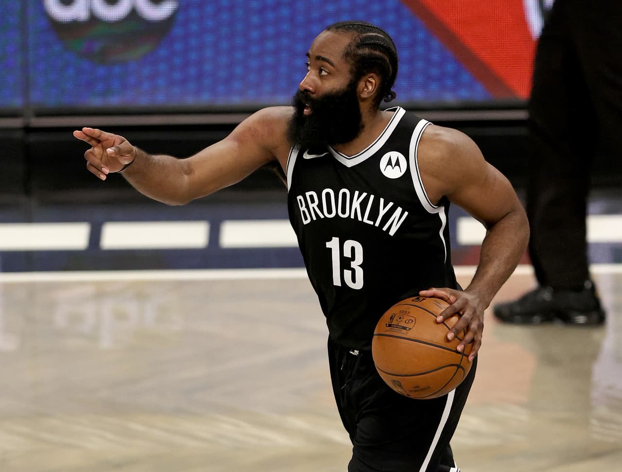 <b>Puesto 16. James Harden (baloncesto) </b>
<br>
<br>Ganancias totales: 51 millones de dólares.
<br>
<br>Ganancias en el deporte: 33 millones de dólares.
<br>
<br>Ganancias en patrocinios: 18 millones de dólares.
<br>
<br>El límite para llegar al top 50 de Forbes aumentó de 28.5 millones de dólares el año pasado a 34 millones en 2021, el umbral más alto de la historia.
<br>