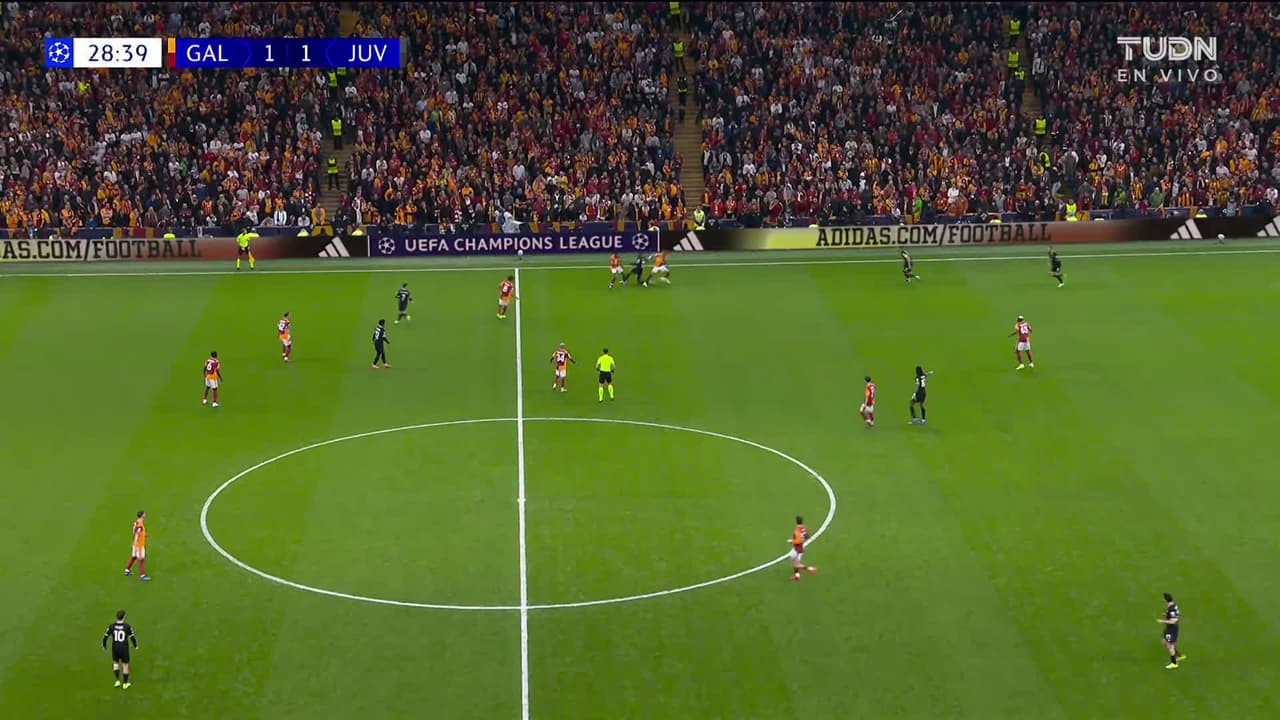 ¡TIRO ATAJADO! disparo por Victor Osimhen.