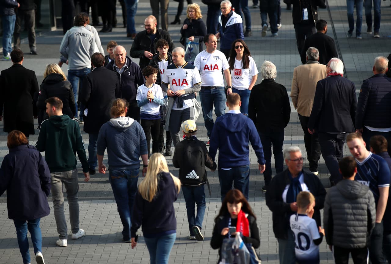 Un gran ambiente se vivió este martes en el inicio de las Semifinales de la UEFA Champions League entre el Tottenham Hotspur y el Ajax. Las aficiones de ambos equipos estuvieron a la altura en el nuevo estadio de los Spurs, en Londres, para dejar en el recuerdo una jornada innolvidable de fútbol europeo.