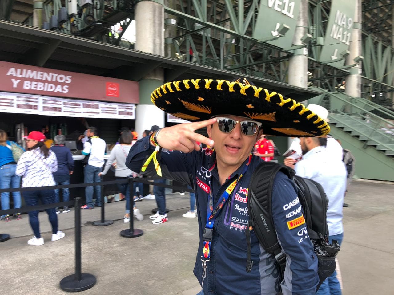 Aficionados conviven en familia previo al inicio de la Fórmula 1 en el Autódromo Hermanos Rodríguez.