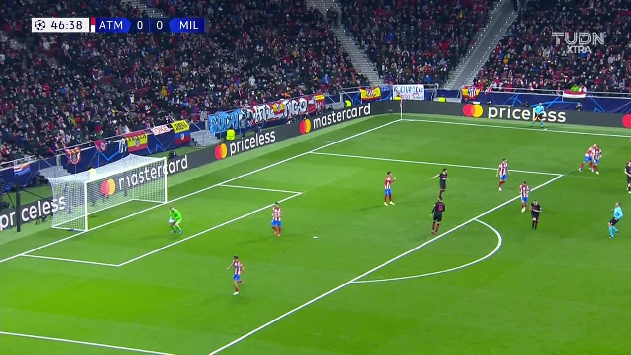 ¡TIRO ATAJADO! disparo por Alexis Saelemaekers.