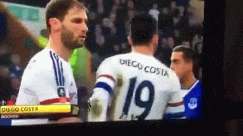 Diego Costa escupe al árbitro, muerde a un rival y se va expulsado