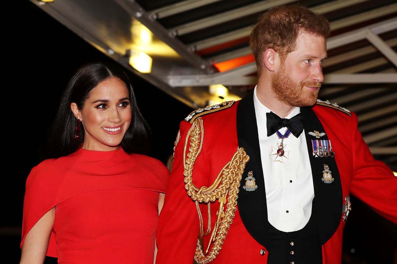 Mientras el príncipe Harry vistió su uniforme de capitán general, Meghan eligió un 
<b>vestido color rojo con capa de la firma Safiyaa</b>, que en ese momento estaba valuado en 
<a href="https://www.dailymail.co.uk/news/article-8086571/Meghan-Markle-Prince-Harry-arrive-Mountbatten-Festival-Music-London.html" target="_blank">1,800 dólares</a>, informó el diario Daily Mail.