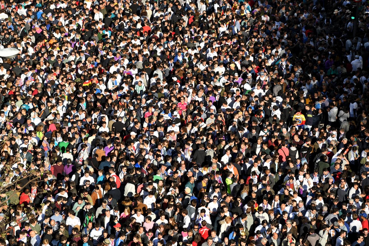 Los fanáticos de Real Madrid inundaron las calles en el camino del equipo al estadio Santiago Bernabéu previo al partido contra Bayern Municha en la vuelta de semifinales de la Champions League.