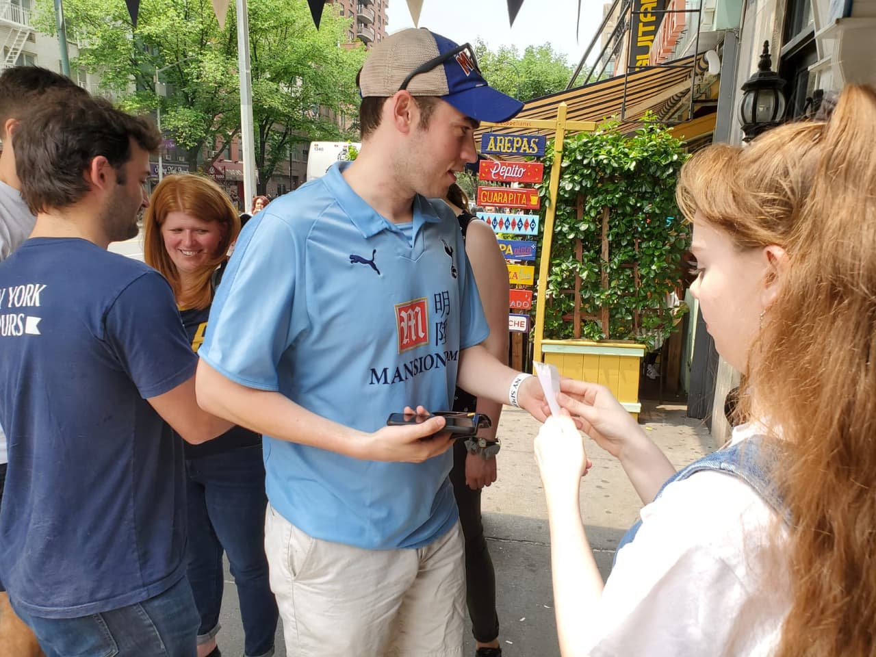 Los fanáticos del Tottenham Hotspur se reunen en Flannery's, el bar oficial de la Peña del club en New York, para disfrutar la Final de la UEFA Champions League.