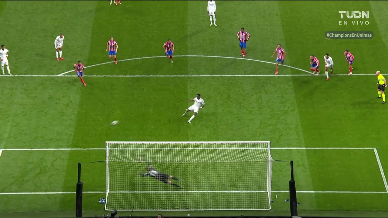 ¡El oso del año! Vini manda el penal a la tribuna y se mantiene el marcador