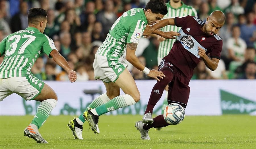 Betis intenta contener la ofensiva del Celta de Vigo que cada vez está más cerca del empate.