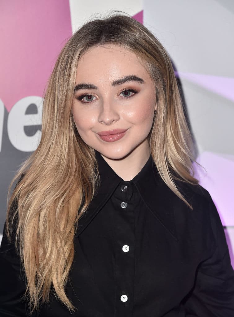 En 2021 inició nuevo contrato con ‘Island Records’, con el que lanzó su nuevo sencillo ‘Skins’.