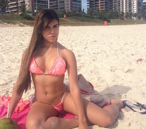 La exuberante brasileña, quien es candidata para Miss Bumbum, ha declarado que es una gran admiradora del futbolista del Barcelona y sueña con ser novia del atacante.