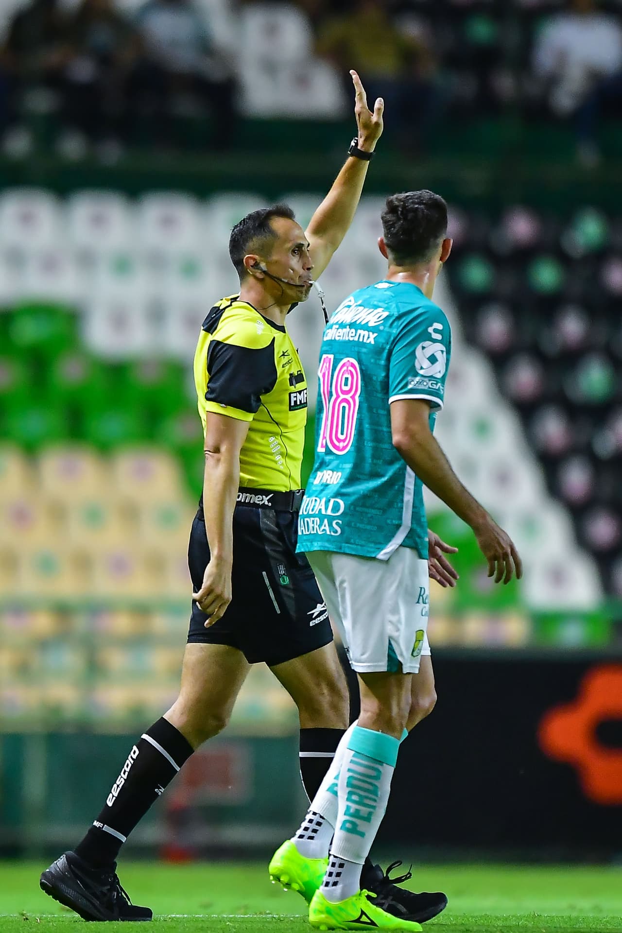 Luis Enrique Santander anuló dos goles al León.