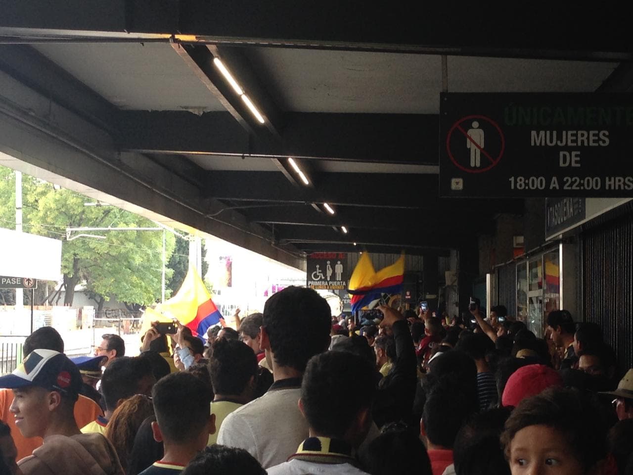 Los fanáticos se reunieron en el transporte público para llegar en buena cantidad al Estadio Azteca.