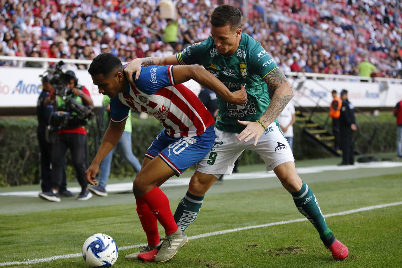 Chivas recupera el buen momento tras vencer con autoridad 2-0 a León y apunta al Clásico Tapatío ante Atlas.