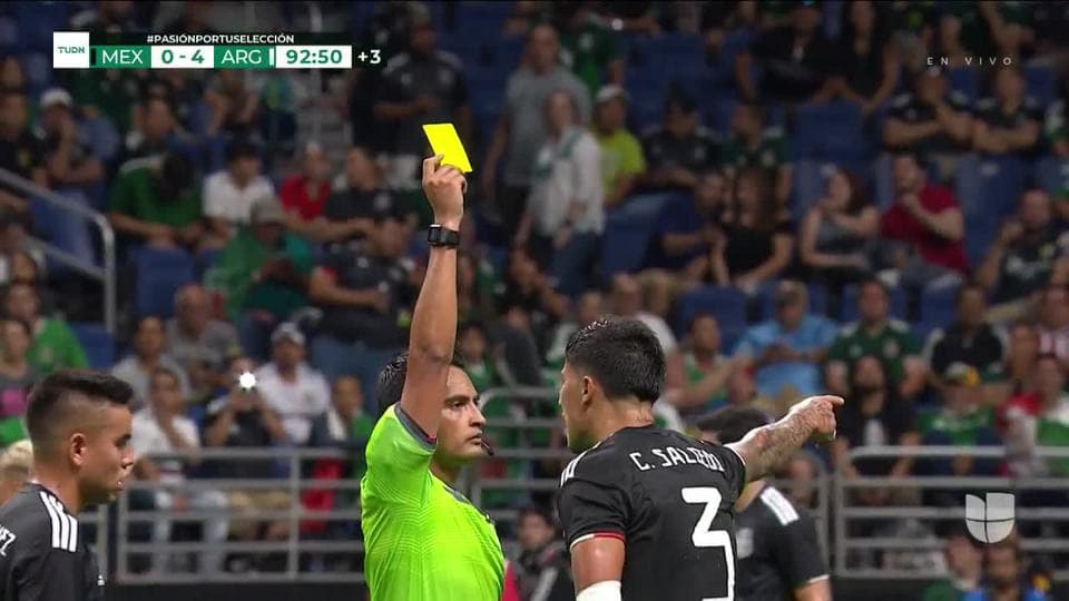 Tarjeta amarilla. El árbitro amonesta a Carlos Salcedo de Mexico