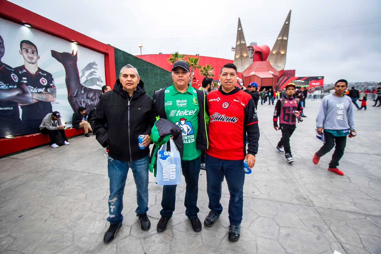 Tremendo ambiente el que se vivió dentro y fuera del Estadio Caliente para presenciar el partido de la Ida de Cuartos de Final entre los Xolos de Tijuana y los Esmeraldas del León. Un marco fantástico para un partido que pintaba muy atractivo.