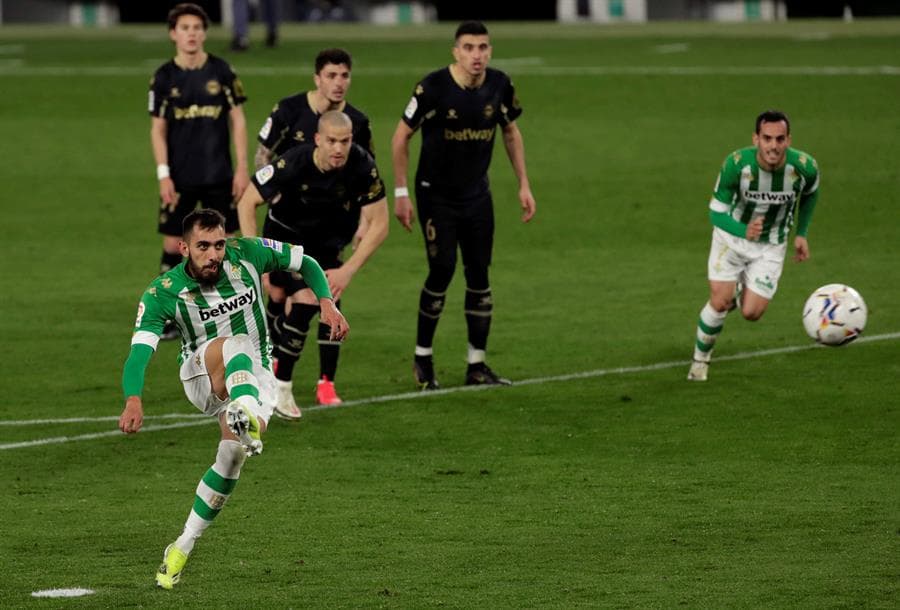 Real Betis se impone al Alavés con remontada por 3-2. Los verdiblancos perdían por goles de Joselú y Edgar Méndez, pero fue el doblete de Borja Iglesia y el gol de Joaquín ya casi al final del partido, que le dio la victoria al equipo de casa, durante la Jornada 26 de LaLiga.