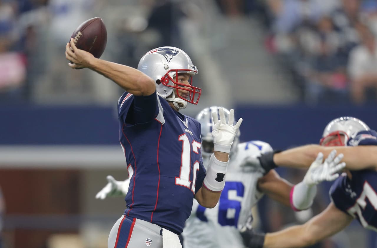 1. NEW ENGLAND PATRIOTS (4 - 0) Tom Brady encabeza la ofensiva número uno de la NFL con promedio de 423 yardas totales por partido. Anotan 37.2 puntos promedio por encuentro, número dos de la Liga. En cada una de sus 4 victorias han registrado por lo menos 28 puntos. El ataque productivo ha aligerado la responsabilidad de la defensiva que es la 12 en la NFL.