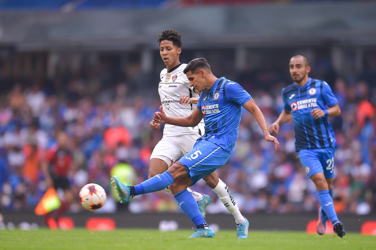 Cruz Azul sufrió pero logró derrotar al campeón que vio como le anulaban dos goles y terminó encima de los Cementeros.