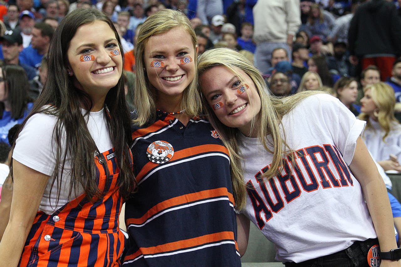El color y la fiesta son protagonistas en la definición del básquetbol universitario de la NCAA, que tuvo de nuevo a los hinchas y a las porristas como los ejemplos de la alegría fuera de la competencia.