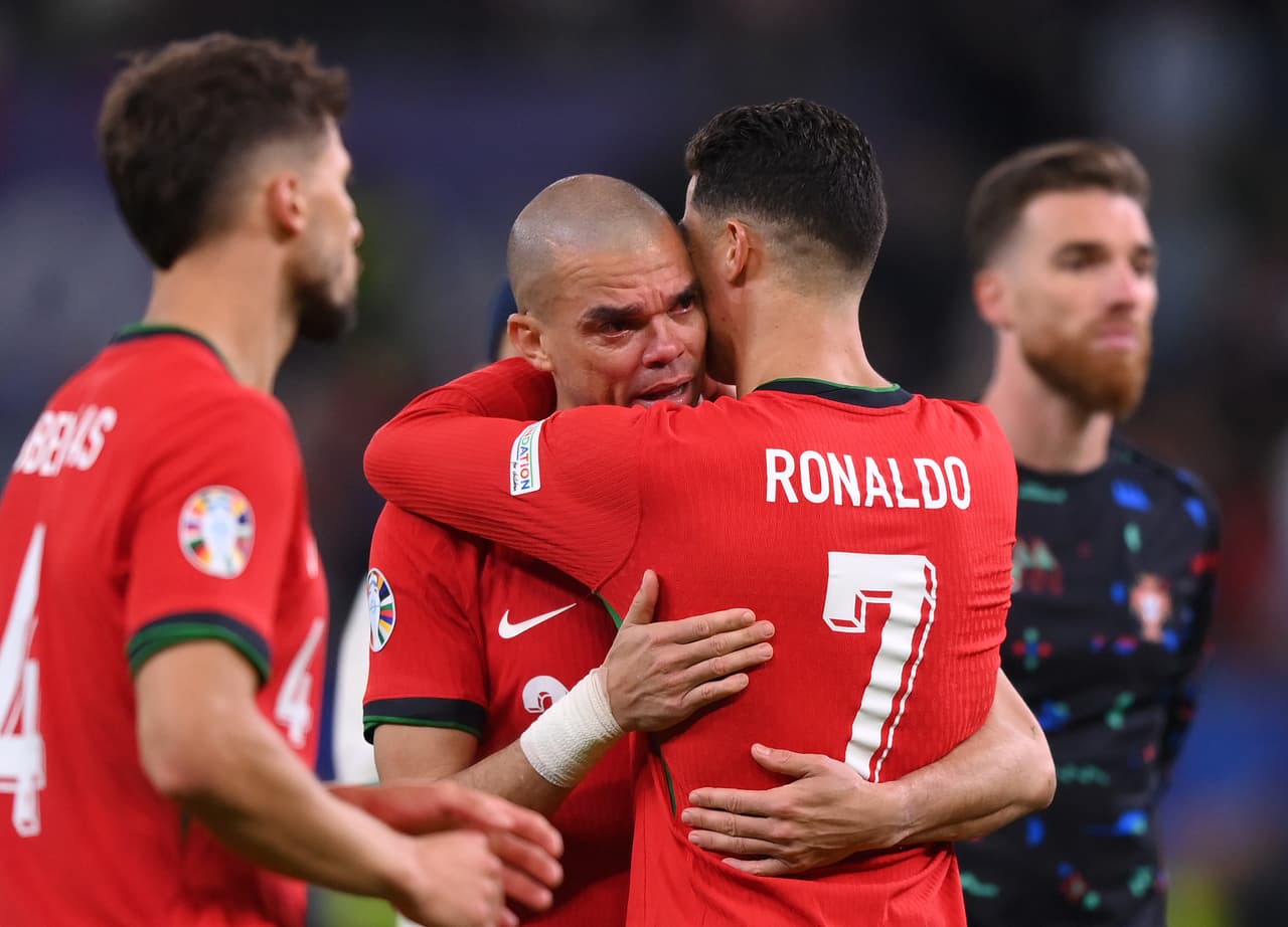 Cristiano Ronaldo consuela a Pepe tras eliminación de Portugal