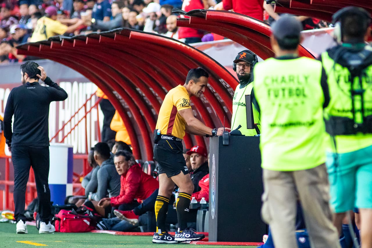 El VAR intervino dos ocasiones en los primeros 45 minutos. La primera fue producto de un supuesto penal para la Franja pero el árbitro central no determinó la falta.