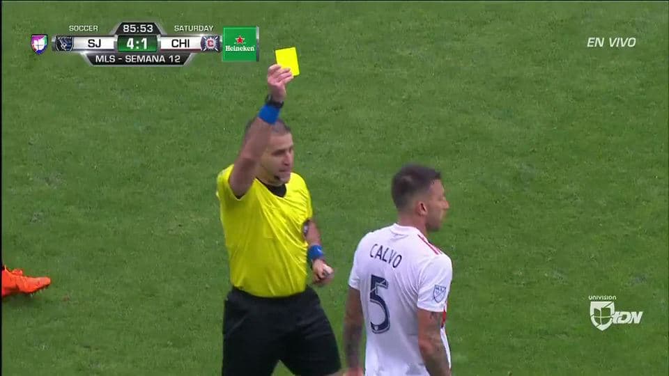 Tarjeta amarilla. El árbitro amonesta a Francisco Calvo de Chicago Fire