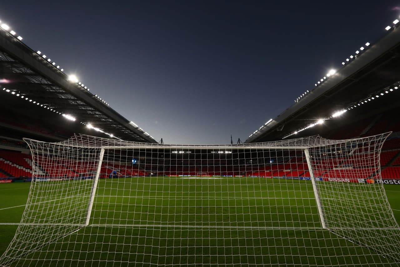 Pues bien, en esta jornada el PSV Stadion estaba vestido de gala e impecable para vivir un buen partido.