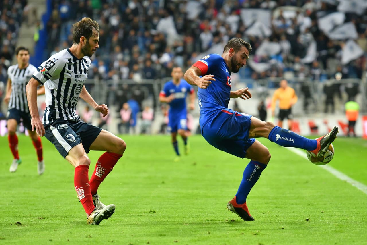 Y aunque mejoró en posesión de pelota y posición de terreno, a Cruz Azul le seguía faltando profundidad y por ende no tenía llegadas de peligro. Aquí Cauteruccio recibiendo de espalda.