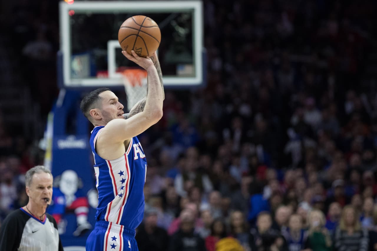 JJ Reddick se despachó con seis triples y acabó con 26 puntos para encabezar a los 76ers en esta victoria, mientras que por Orlando lució el francés Evan Fournier con 25 tantos.