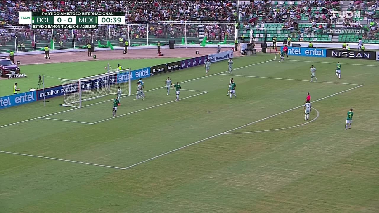 Arranca el partido y la pelota está en juego.